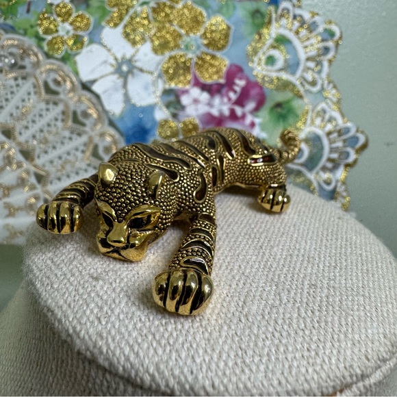 Crouching Tiger Brooch Gold and Brown Enamel Stripe 4.25 Inch Vintage 1980’s - Picture 10 of 10